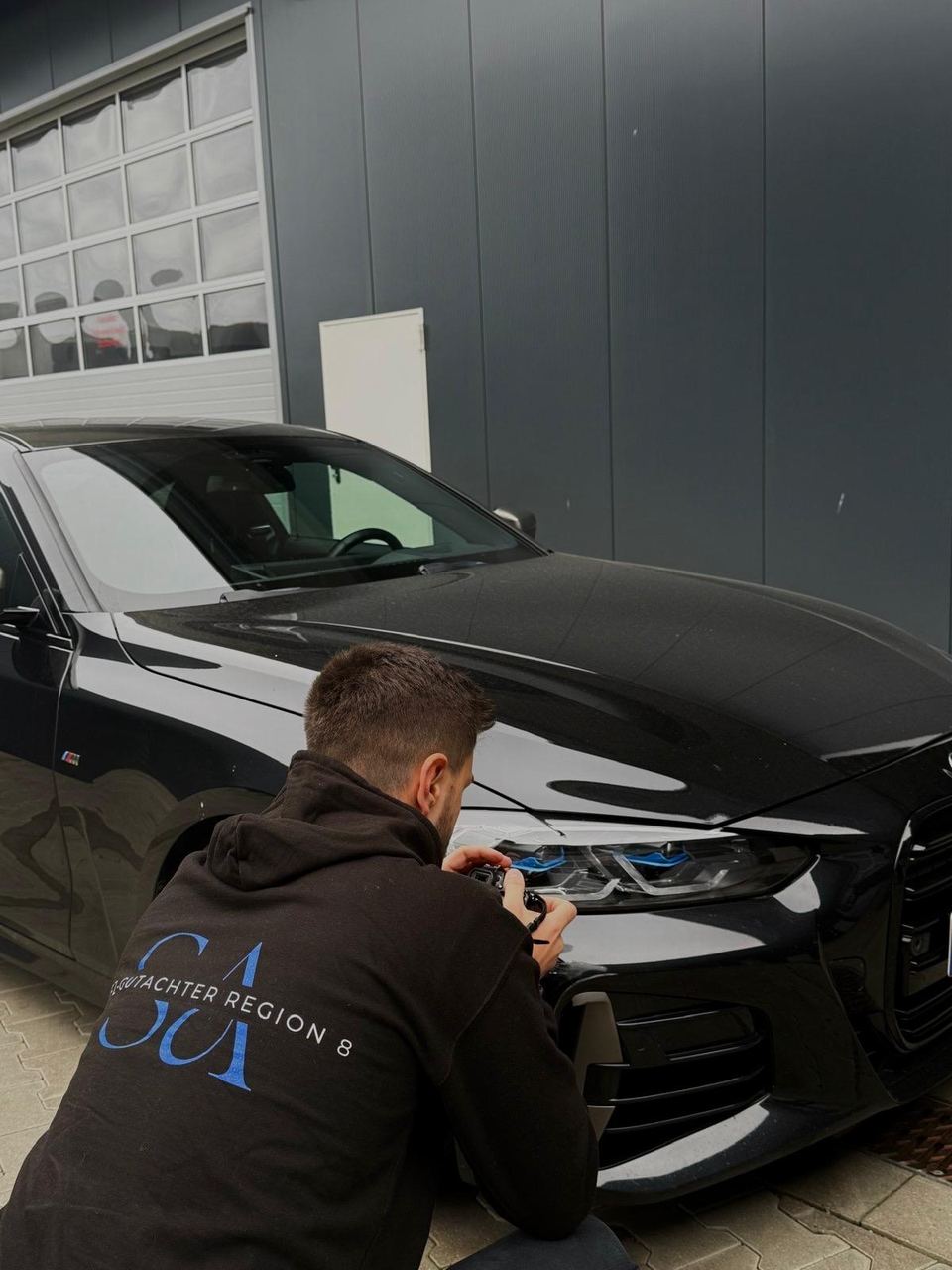 Kfz-Gutachter Region 8 bei der Schadenaufnahme in Herrsching