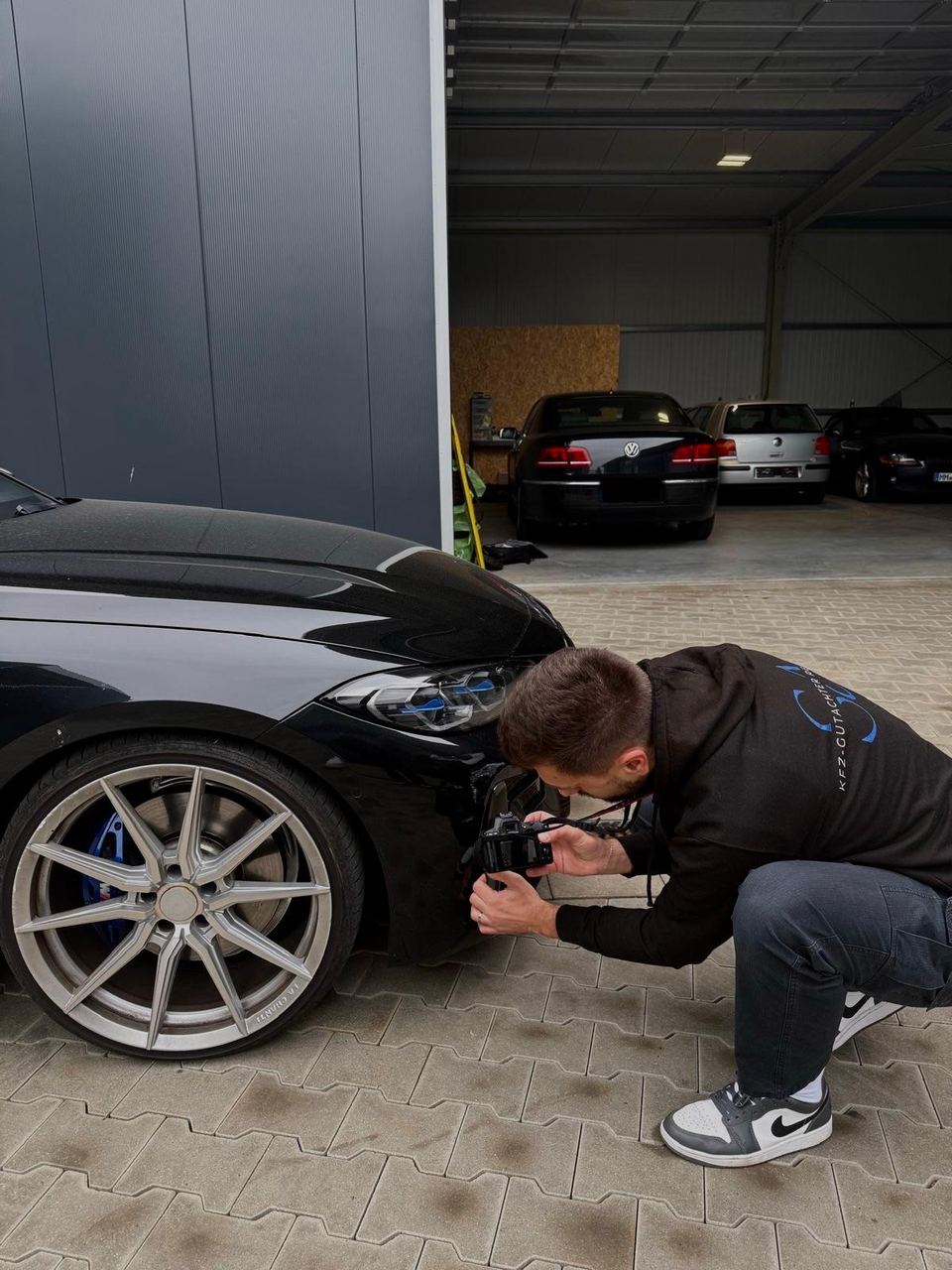 Sanel Ahmic fotografiert einen Unfallschaden am Fahrzeug