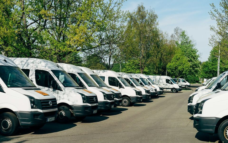 Firmenfuhrpark mit mehreren Transportern
