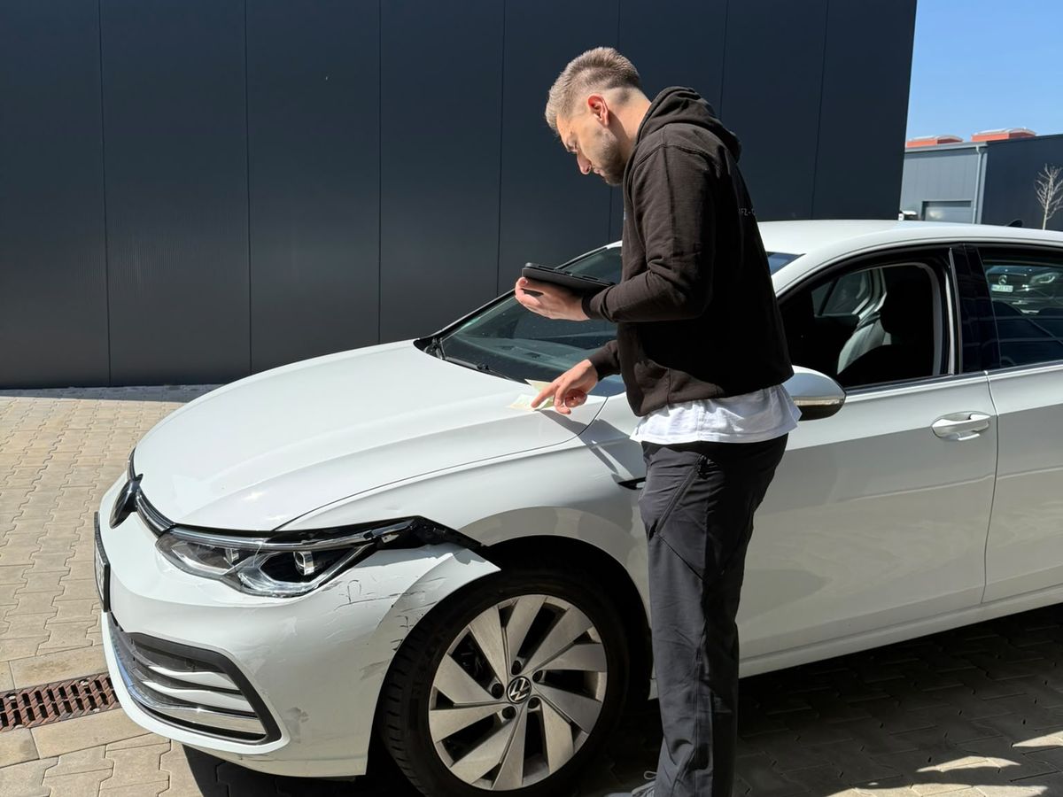 Kfz-Gutachter Region 8 bei der Schadenaufnahme an einem VW Golf