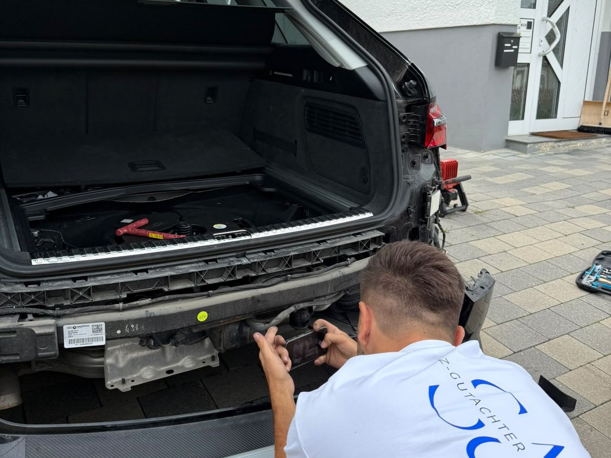 Kfz-Gutachter Region 8 bei der Schadenaufnahme an einem Audi mit Heckschaden