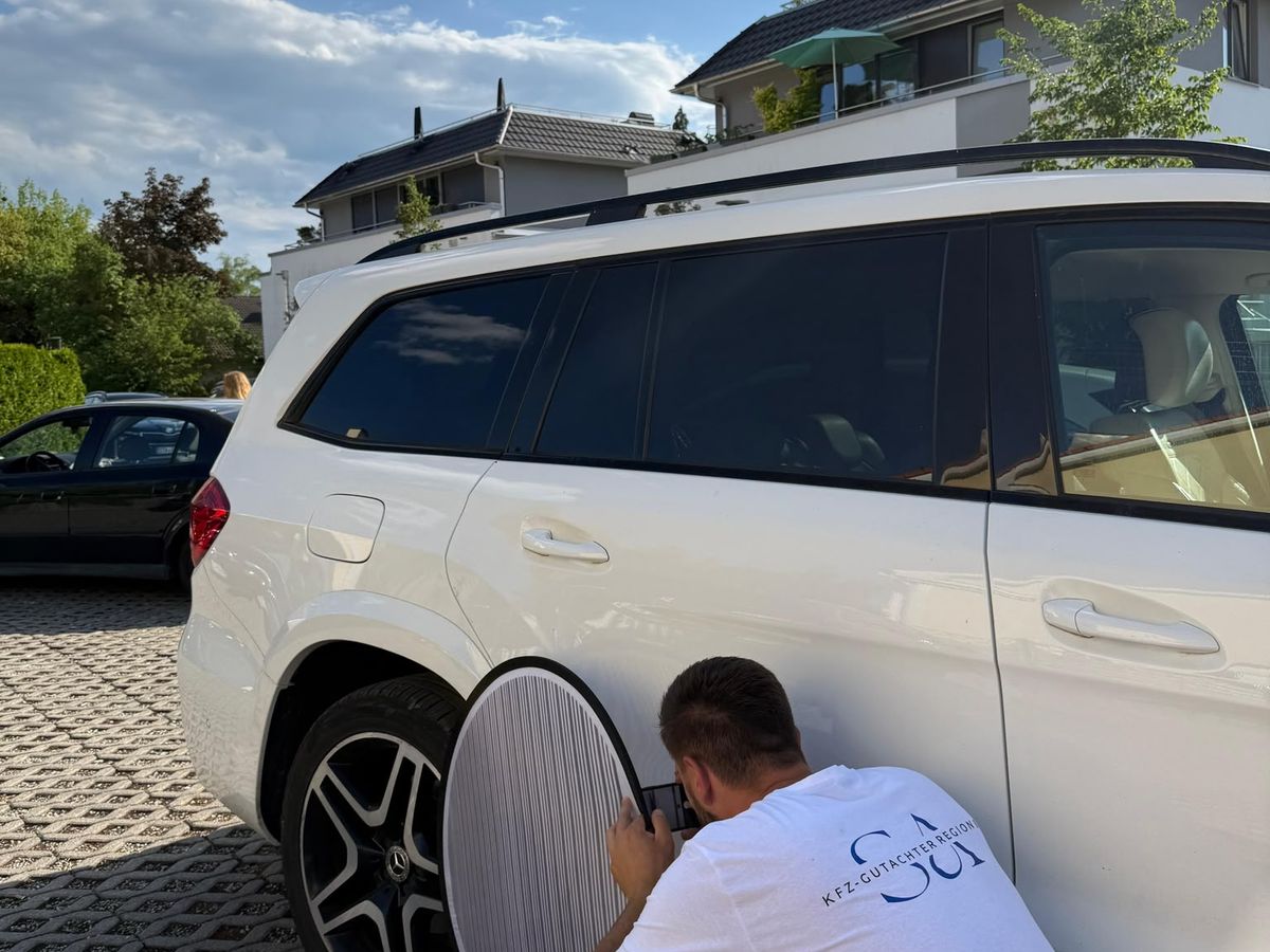 Kfz-Gutachter Region 8 bei der Schadenaufnahme an einem Mercedes GLS