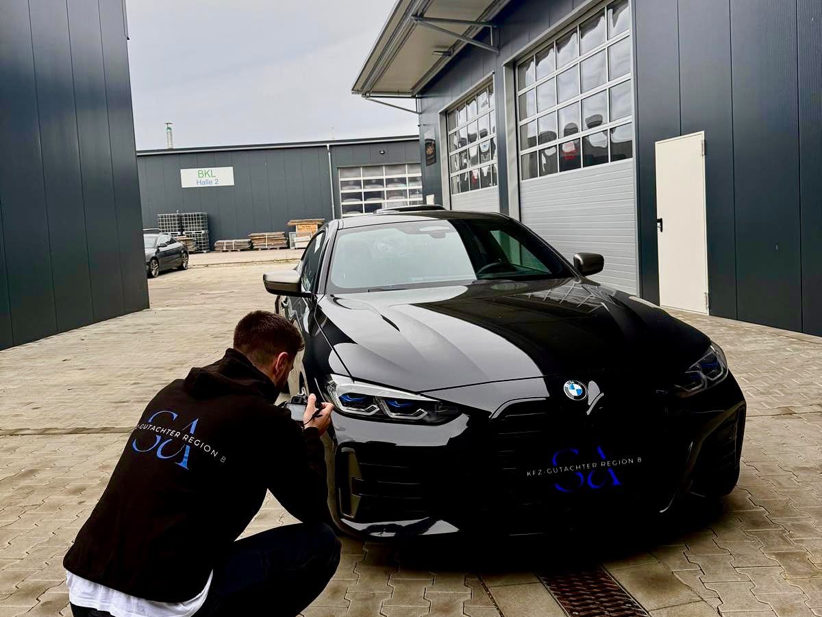 Kfz-Gutachter Region 8 bei der Schadenaufnahme an einem BMW i4