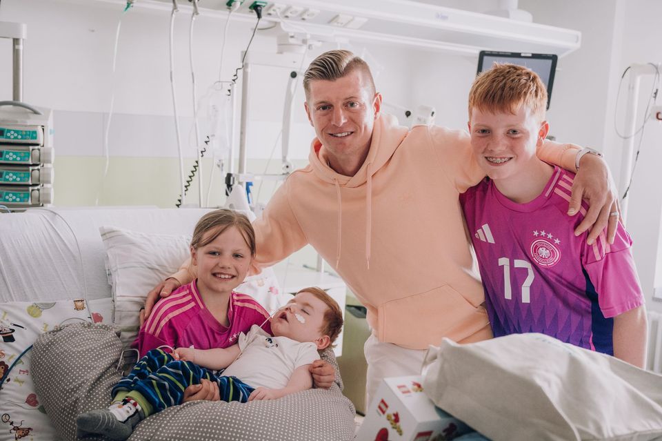 Toni Kroos zu Besuch bei einer Familie in der Klinik
